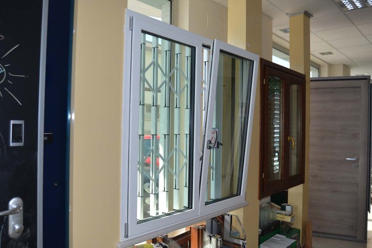 Finestra in Alluminio esterno bianco e Legno interno bianco venato frassino (1)