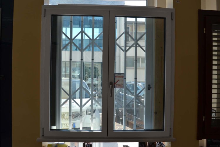 Finestra in Alluminio esterno bianco e Legno interno bianco venato frassino (2)