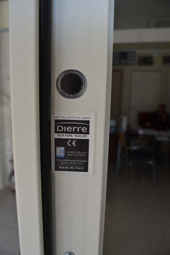 porta blindata Dierre TAblet, ad alto isolamento termico ed acustico, con telaio bianco, rivestimento esterno bianco ve rivestimento interno effetto specchio (4)